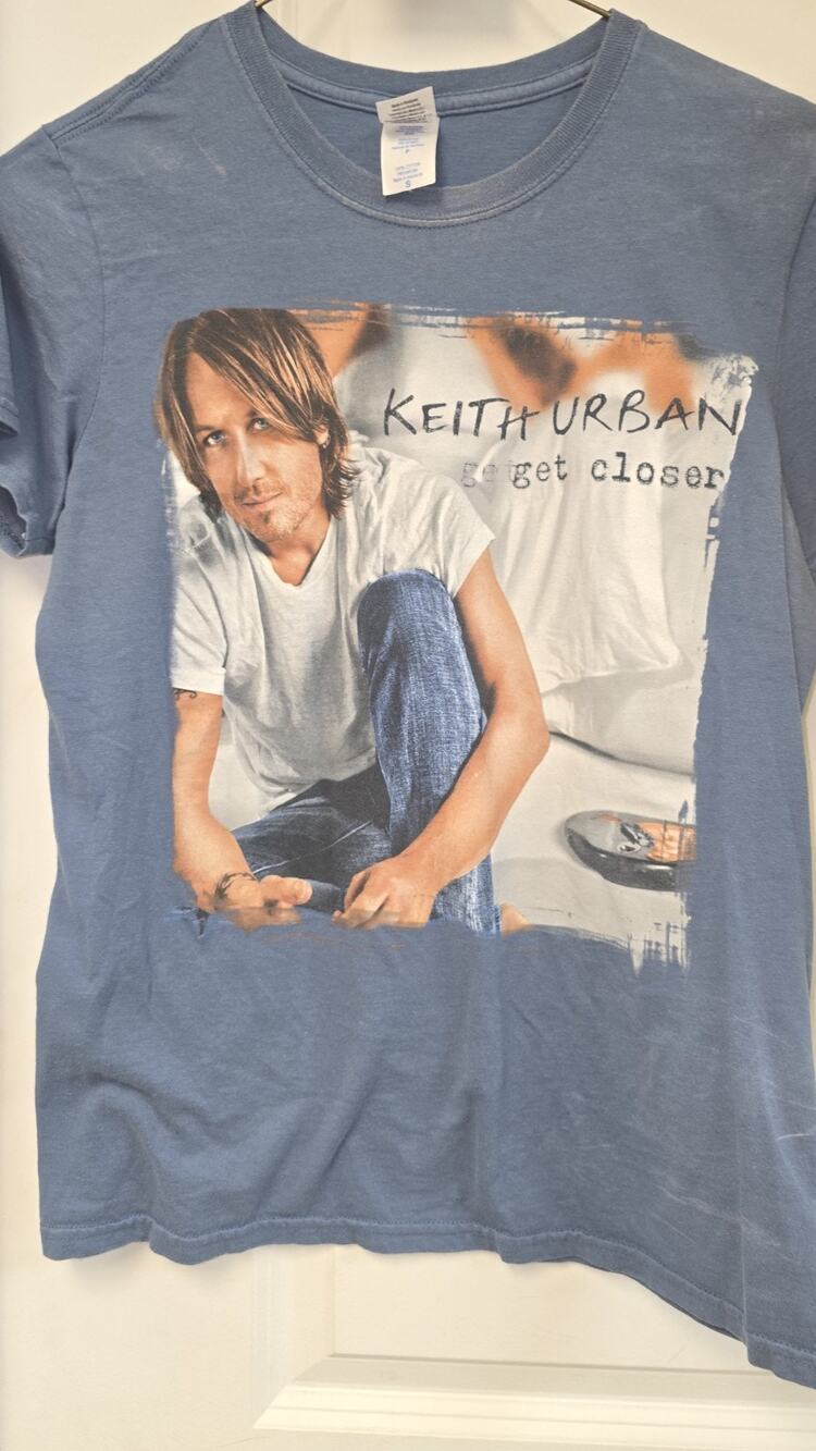 Jen8938 Keith Urban Get Closer Vintage Music T-Shirt, Size Small.